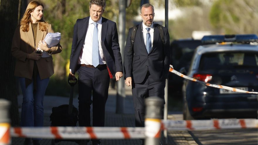 Francisco Martínez (d), ex secretario de Estado de Seguridad y número dos del exministro del Interior con el PP Jorge Fernández Díaz, llega a la Audiencia Nacional para el juicio a la operación Kitchen. EFE/ Javier Lizon