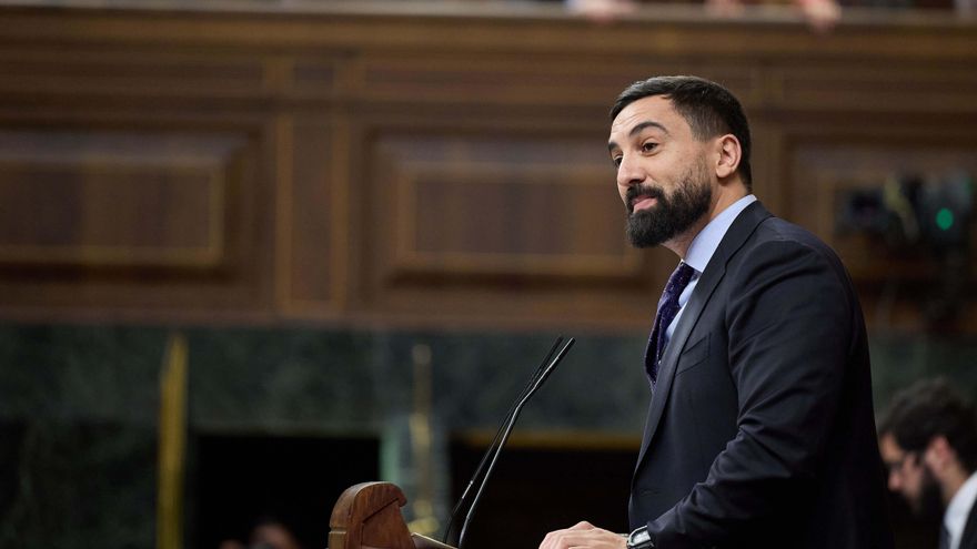 Un diputado de Vox espolea el lanzamiento del palo a Pedro Sánchez y le acusa de "huir como una rata"