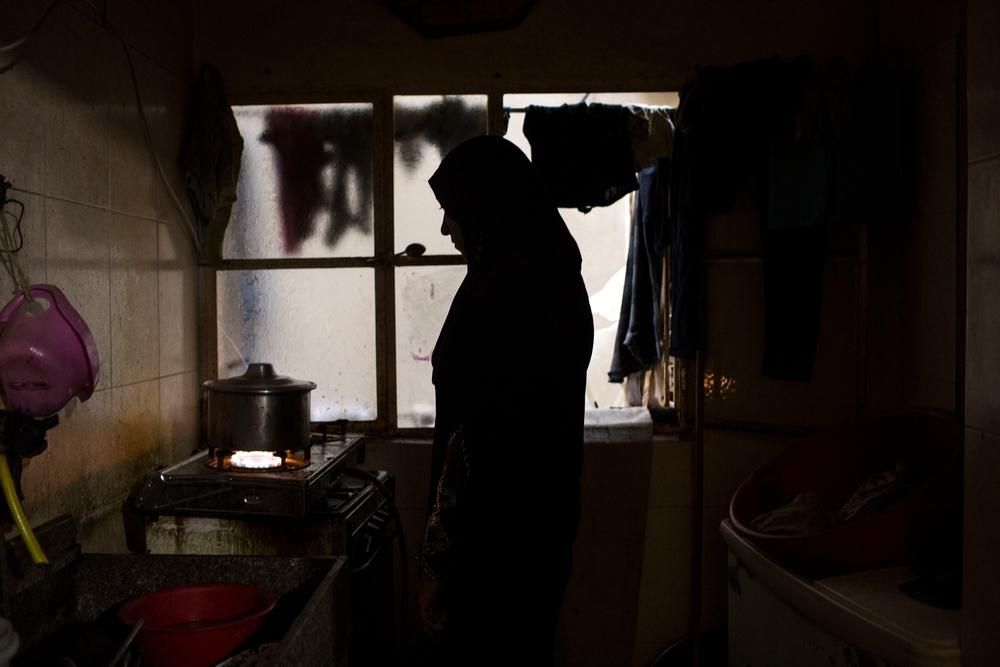 Un rayo de luz entra a través de una ventana oxidada e ilumina la silueta de ‘L’, madre siria de seis hijos. L. huyó de la guerra de Siria hace un año. “Había demasiado sufrimiento, demasiado dolor...”. Decidió trasladarse al campamento de Shatila con su familia para poder encontrar un lugar en el que vivir costeando un alquiler asequible. Paga casi 300 dólares (284 euros). Fuera del campo de refugiados es muy difícil encontrar un lugar para vivir por menos de 800 dólares (759 euros). Su marido encuentra empleo en trabajos temporales pero no gana lo suficiente como para alimentar a la familia. L. acude de manera regular al centro de salud de MSF en Shatila buscando atención médica para su familia. Fotografía: Diego Ibarra Sánchez