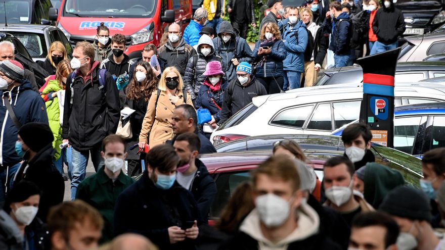 Decenas de personas esperan su turno para ser vacunadas en Colonia, Alemania. EFE/EPA/SASCHA STEINBACH/Archivo
