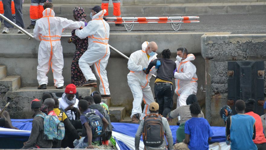 Muere un niño de 13 años intentando llegar a Canarias en un cayuco con más de 200 personas