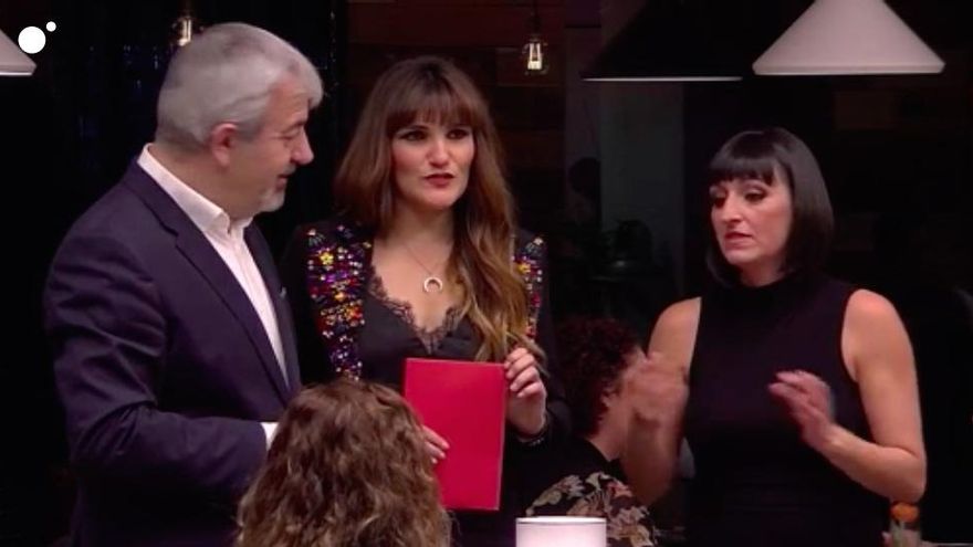 Carlos Sobera junto a Rozalén y su compañera de signos