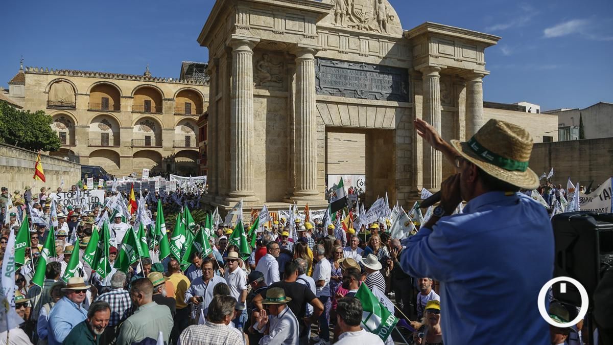 Concentración del sector agrario ante los ministros de la Unión Europea en la Puerta del Puente