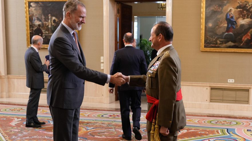 Felipe VI recibe un libro conmemorativo que homenajea su primera década de reinado