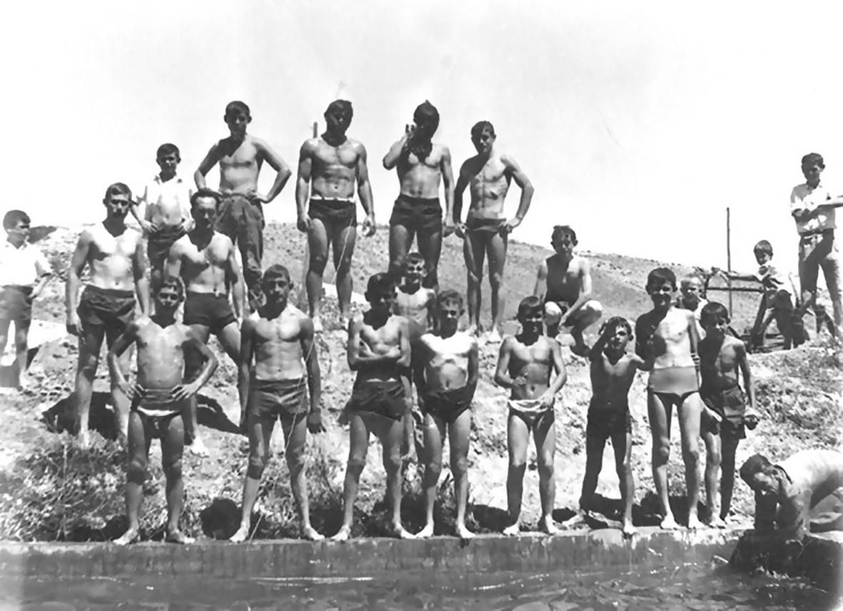 Grupo de amigos en traje de baño en la balsa del Cabrerote. Fuentealbilla (Albacete). 1966. Fondo Los Legados de la Tierra. Archivo de la Imagen de Castilla-La Mancha.