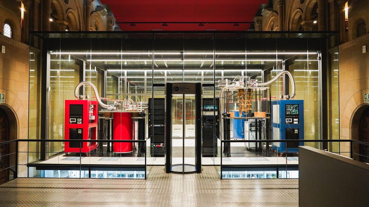 Un ordenador cuántico instalado en el BSC, protegido por una estructura de vidrio, juanto a sus sistemas de refrigeración, control y aislamiento necesarios para mantener los componentes cuánticos a temperaturas extremadamente bajas, próximas al cero absoluto.