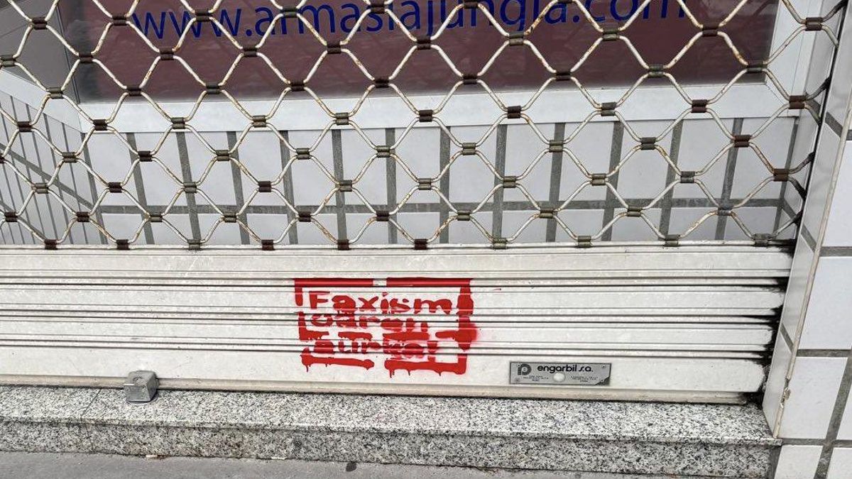 La Ertzaintza investiga como "daños" una pintada en la armería de la portavoz vasca de Vox y Pradales condena los hechos