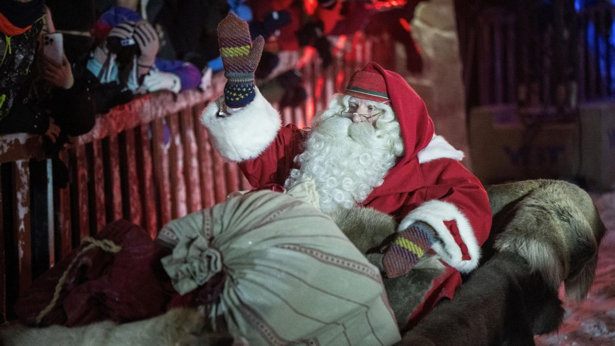 Un hombre vestido con el traje de Papá Noel en Rovaniemi.