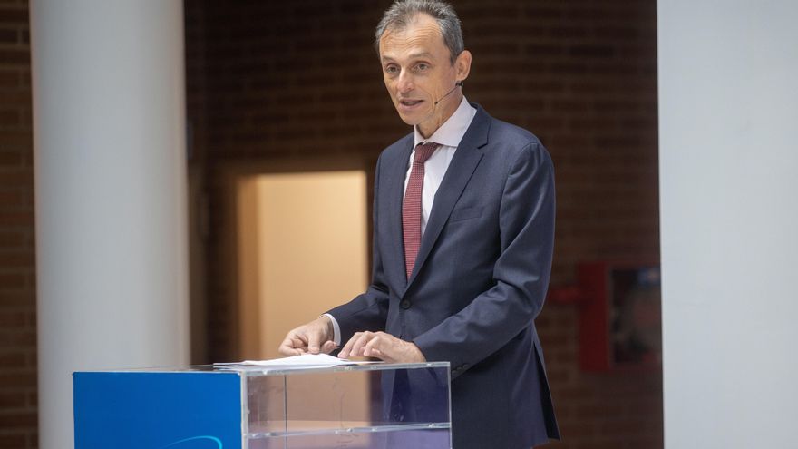Pedro Duque da un discurso en la inauguración de la nueva sala blanca de integración de satélites de Thales Alenia Space. EFE/Rodrigo Jiménez