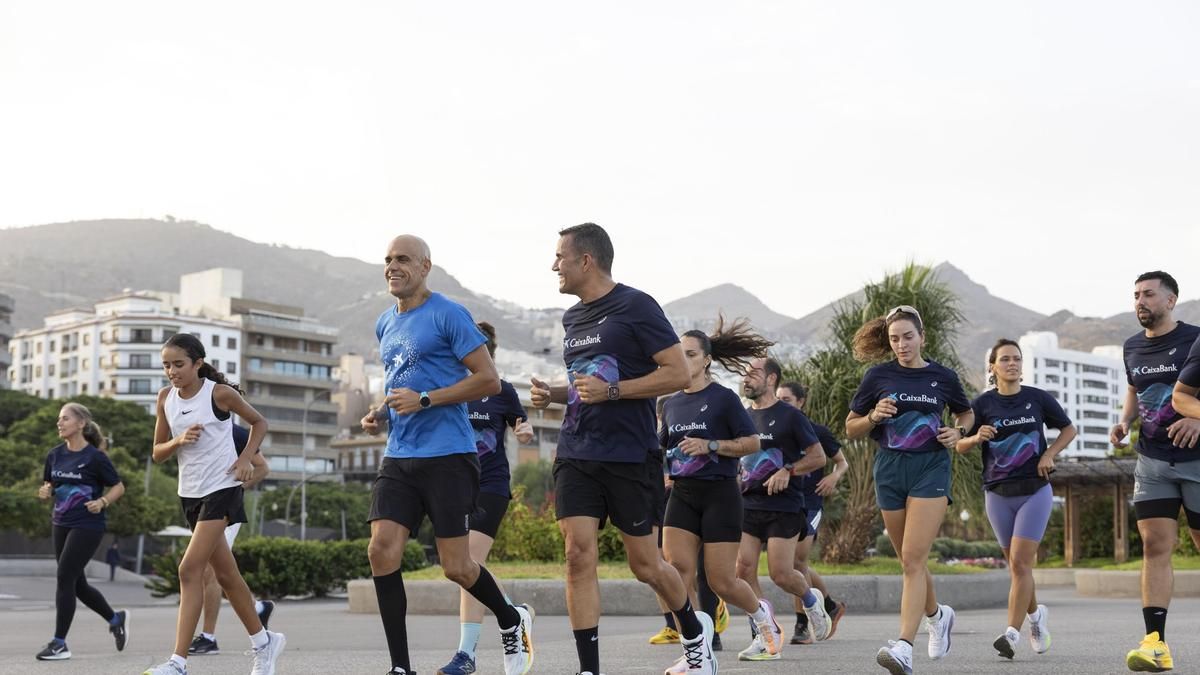 Reyes Estévez entrena en Santa Cruz de Tenerife con una veintena de atletas populares en una ‘Social Run’ organizada por CaixaBank