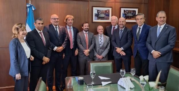 De izquierda a derecha, los jueces Ángela Ledesma, Daniel Petrone y Diego Barroetaveña, el ministro Juan Bautista Mahíques, el viceministro Santiago Viola, y los jueces Guillermo Yacobucci, Carlos Mahiques, Mariano Borinski, Gustavo Hornos y Javier Carbajo, en la sala de Acuerdos de Casación Federal, el 31 de marzo de 2026.