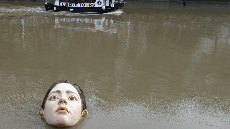 La escultura, en la ría