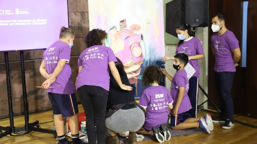 Mural contra la violencia de género en Presidencia del Gobierno de Canarias.