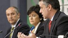 Belén Greaves, en el centro, con Josu Erkoreka e Iñigo Urkullu en 2009