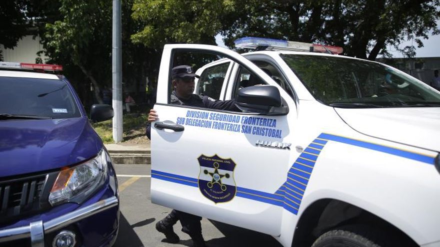 Un agente de la División Seguridad Fronteriza de la Policía Nacional Civil (PNC) salvadoreña aborda una patrulla durante el despliegue de varias unidades en la frontera con Guatemala este jueves, en La Hachadura (El Salvador).