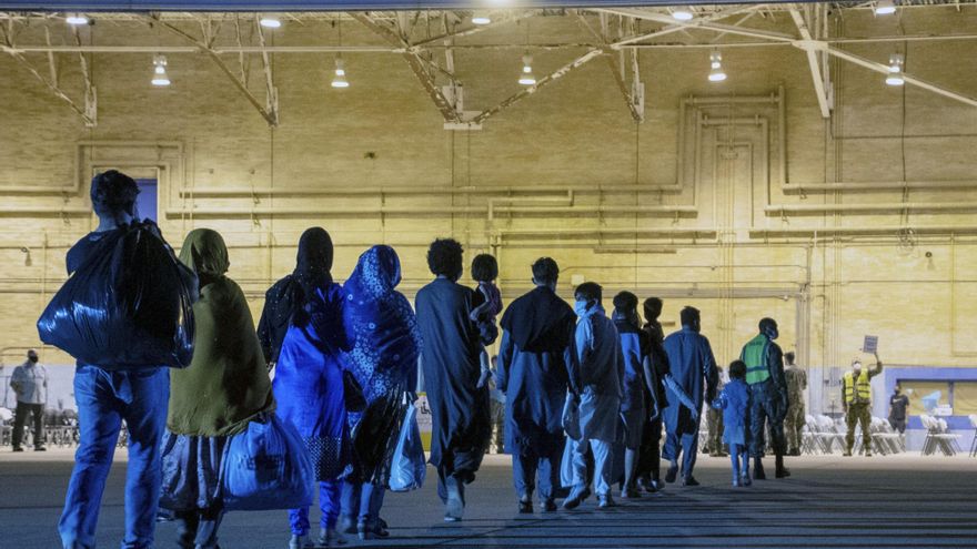 España lleva a cabo una operación para evacuar a colaboradores afganos