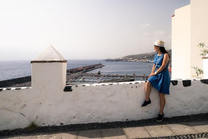 Una turista contempla Santa Cruz de La Palma.