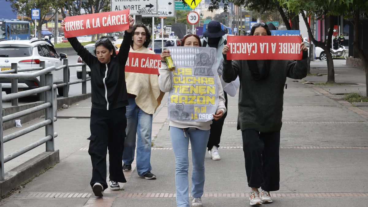 Several groups of protesters met during the reading of the sentence on the outskirts of the Court.