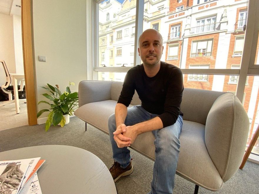 Israel Ruiz, coordinador de IU Cantabria, durante la entrevista con elDiario.es.