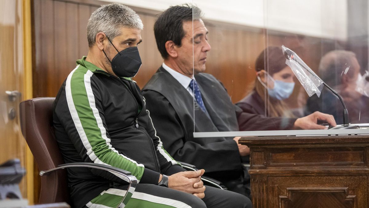 Bernardo Montoya, acusado de la agresión sexual y asesinato de Laura Luelmo, en la sala de  la Audiencia de Huelva a 15 de noviembre 2021 en Huelva (Andalucía).