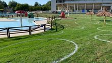 División en parcelas para garantizar la distancia de seguridad en las piscinas de Vitoria