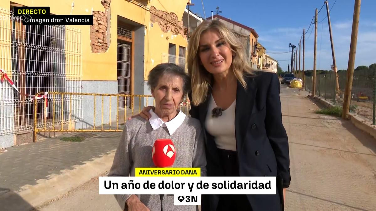Sandra Golpe, acompañada en 'Antena 3 Noticias' por una de las víctimas de la DANA