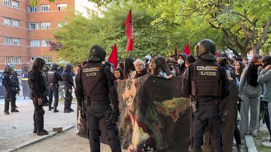 Frame de un vídeo facilitado por Asamblea Menos Lectivas que muestra agentes de la policía ante los estudiantes que estaban realizando un piquete informativo en frente de la Facultad de Ciencias Físicas en la Universidad Complutense de Madrid este 14 de octubre de 2026