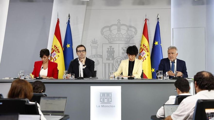 La ministra de Vivienda y Agenda Urbana, Isabel Rodríguez (i), junto al vicepresidente primero y ministro de Economía, Comercio y Empresa, Carlos Cuerpo (2i), la ministra portavoz, Elma Saiz (2d), y el ministro de Política Territorial y Memoria Democrática, Ángel Víctor Torres (d), durante la rueda de prensa tras la reunión del Consejo de Ministros este martes.