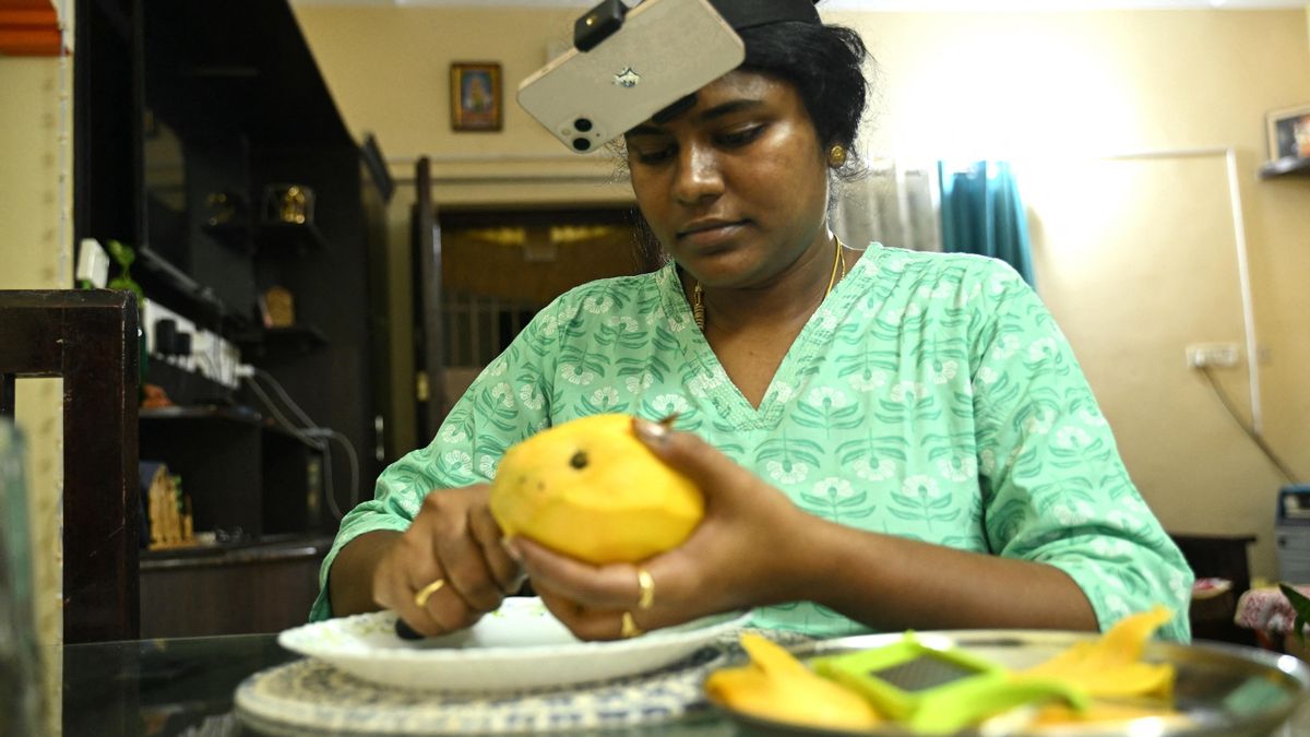 Un ama de casa cocina con un smartphone en la cabeza que graba sus movimientos.