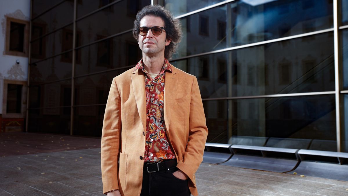 Paolo Pecere, filósofo: "Tras la idea del viajero aventurero suele haber ricos que se pueden permitir un yate privado"