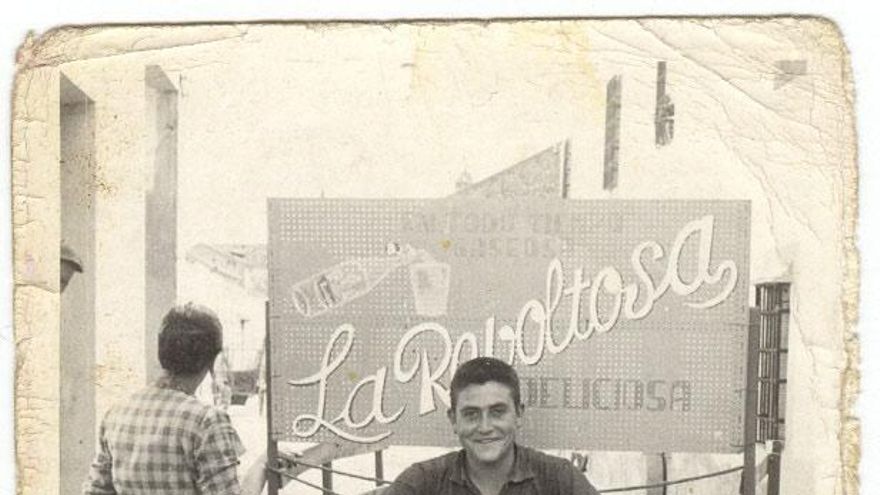 Repartidor de gaseosas ( Fernando del Prado) con su motocarro acompañado por una mujer y dos niñas en Villarrubia de los Ojos (Ciudad Real).