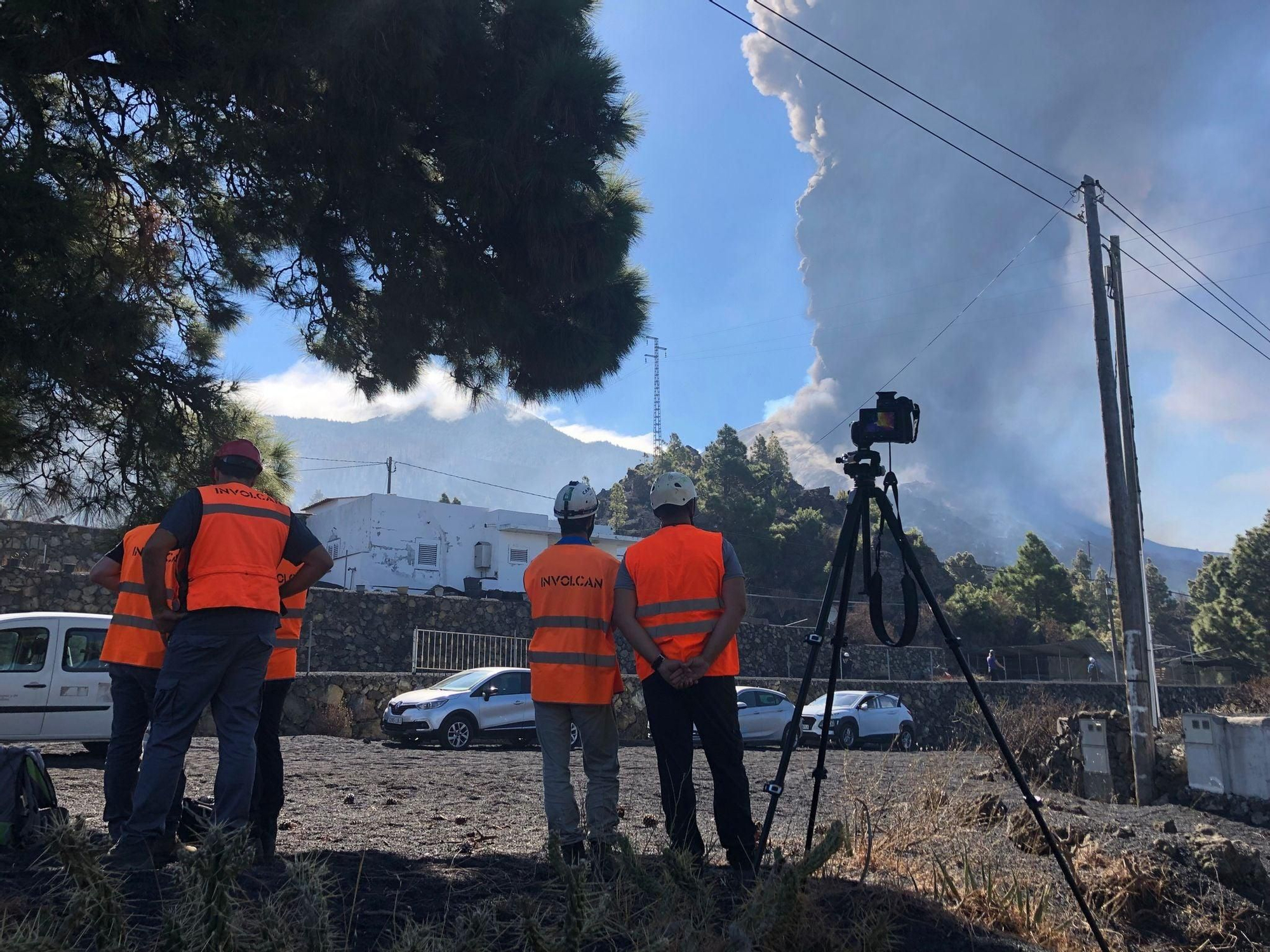 Técnicos del Instituto de Volcanología de Canarias (involcan) observan el  nuevo volcán de La Palma.