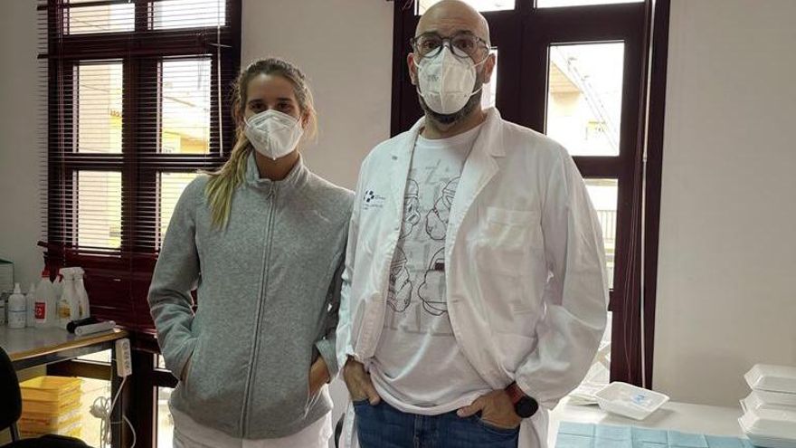 Samuel, director médico de Atención Primaria en la comarca oeste de La Palma, junto a una compañera de trabajo