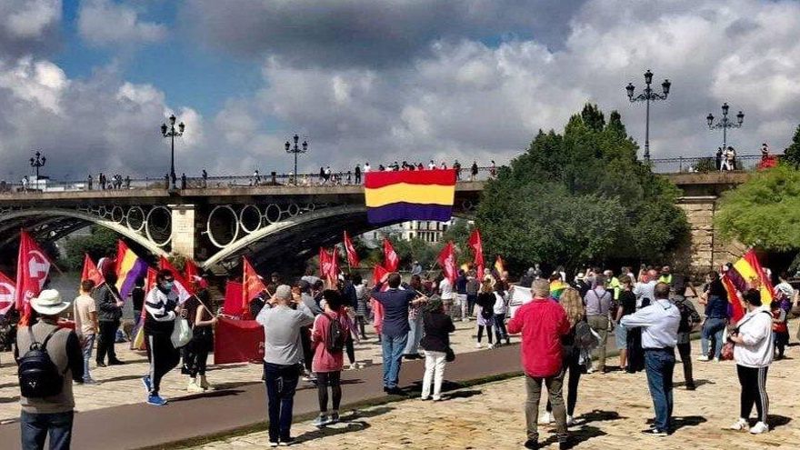 Acto por la república celebrado el pasado 17 de abril en el Muelle de la Sal y el puente de Triana.