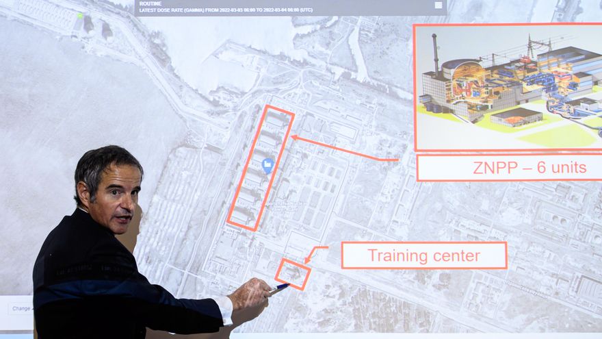 En un comunicado, el Organismo Internacional de la Energía Atómica (OIEA) indicó que Ucrania ha informado a Rafael Grossi, "en una carta urgente", de una batalla que está teniendo lugar en la ciudad de Enerhodar, cerca de Zaporzhia, y en la carretera que lleva a la planta atómica. EFE/EPA/CHRISTIAN BRUNA