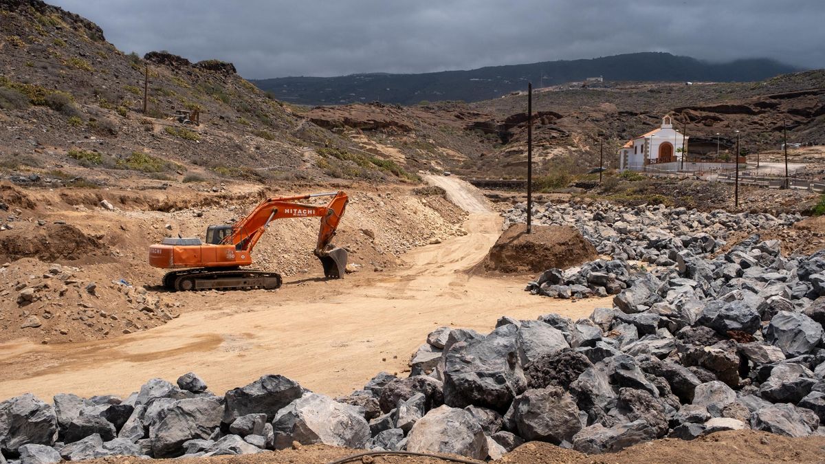 Una excavadora, trabajando en el barranco de la playa del Puertito de Adeje para la construcción del proyecto Cuna del Alma.