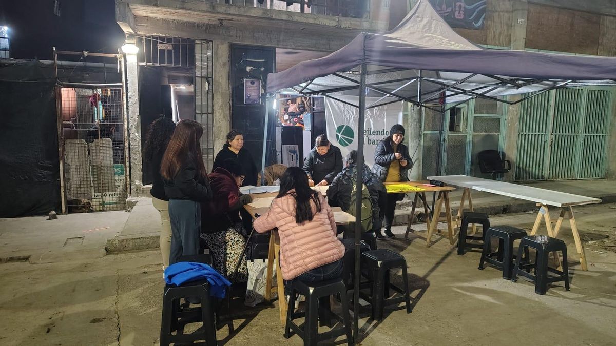 Grupo de mujeres preparan carteles para manifestarse al día siguiente contra los operativos "racistas", que intervienen en las villas y secuestran materiales y herramientas laborales. "Todo lo que encuentran a su paso", detallan vecinos a elDiarioAR.