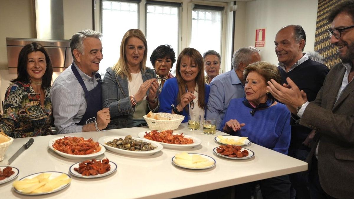 Javier de Andrés, acompañado por otros cargos del PP