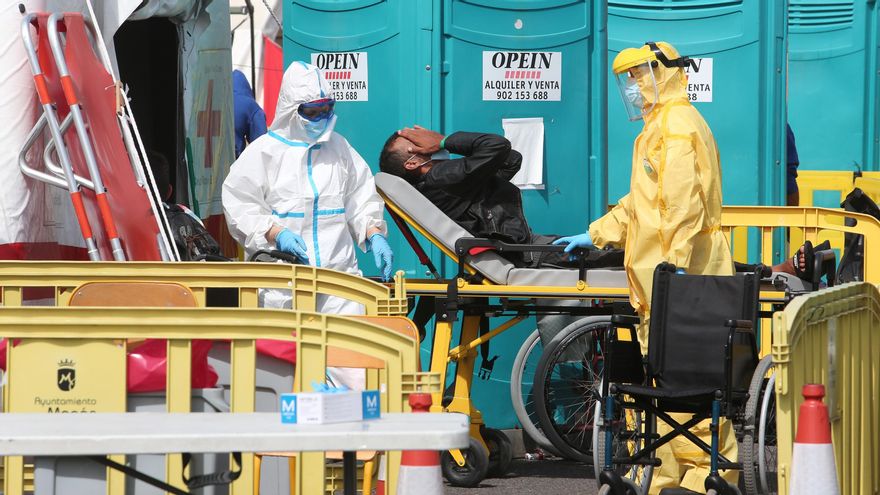 Un migrante rescatado al sur de Gran Canaria evacuado del muelle de Arguineguín por los servicios sanitarios / Alejandro Ramos