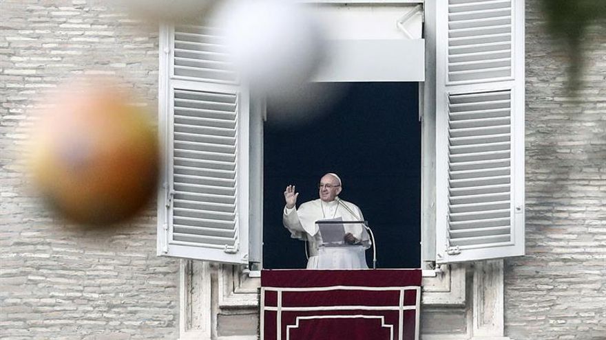 El papa pide una Iglesia "humilde" en día dedicado a los refugiados e inmigrantes