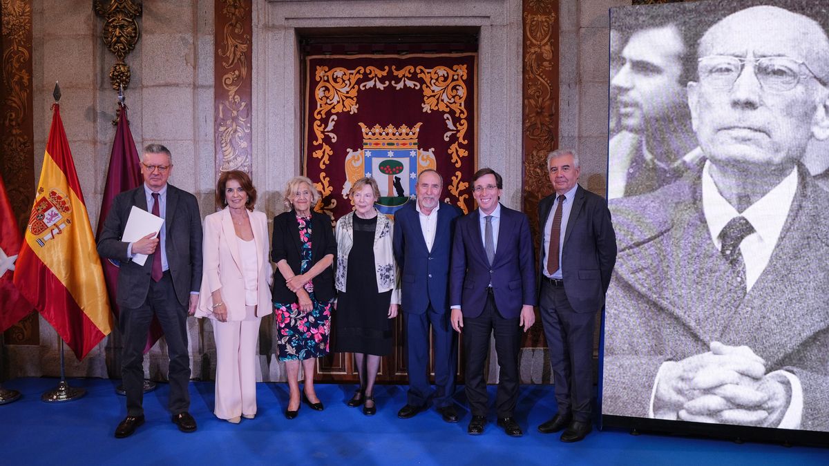 Foto de los alcaldes participantes en el homenaje, junto a allegados a Tierno Galván