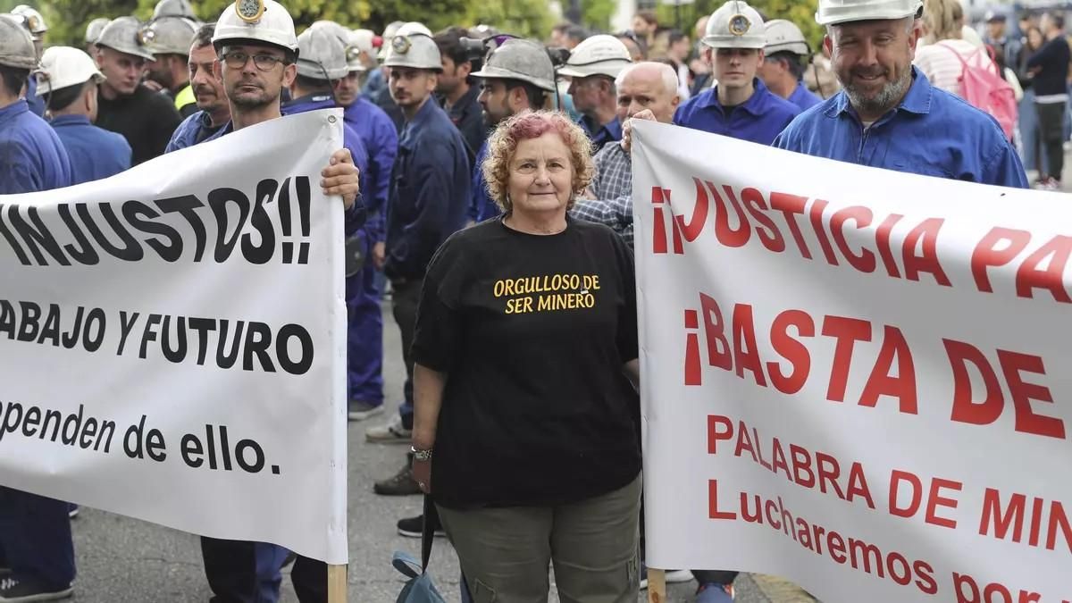 Los trabajadores de TYC Narcea y sus familias llevaron su protesta a Oviedo por la paralización de la mina de Vega de Rengos, en Cangas del Narcea.