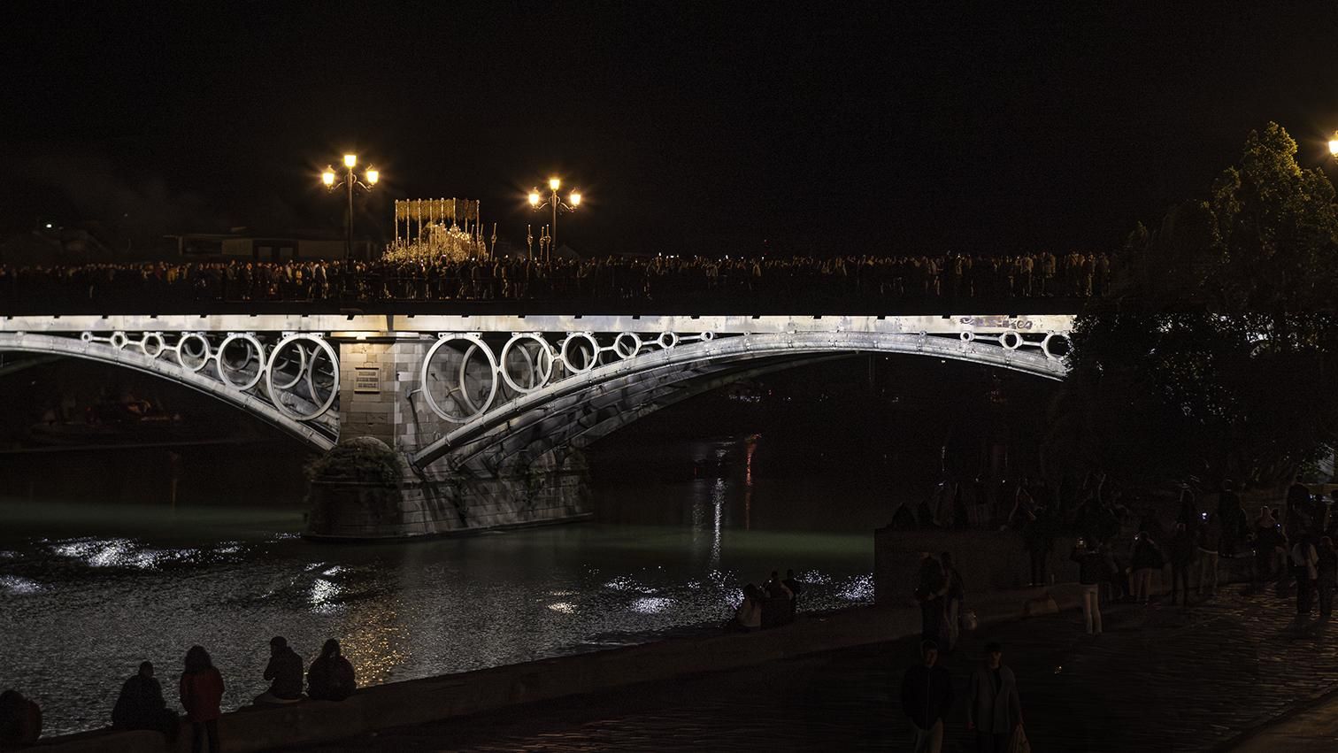 Nuestra Señora de la Esperanza cruzando el puente de Triana.