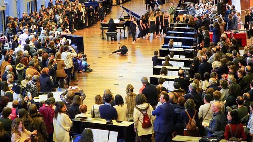 Las notas de 50 pianos al unísono obran el milagro de la música en Valladolid