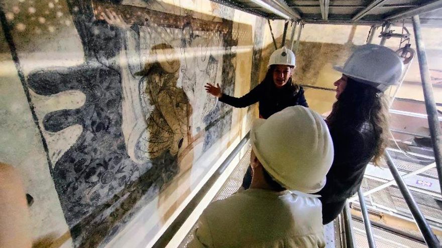 La delegada de la Junta, Ester Muñoz, observa las pinturas de la capilla bautismal.