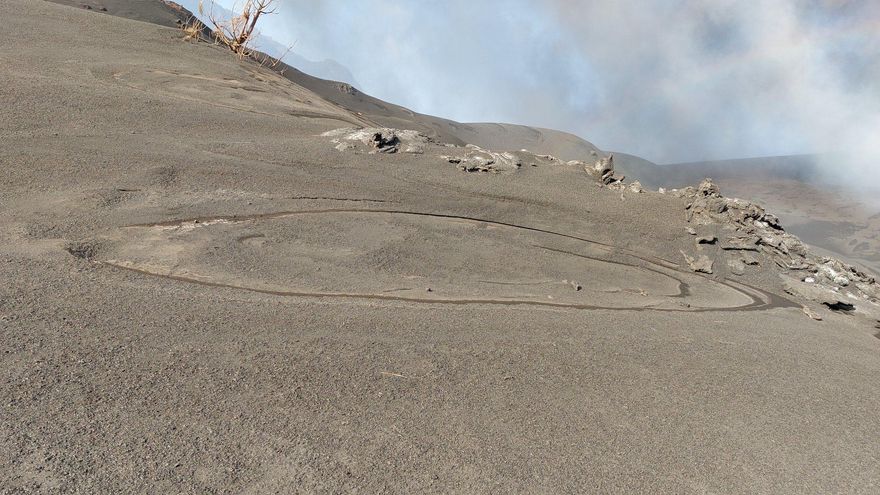 Debido a las fumarolas se producen estas figuras circulares.