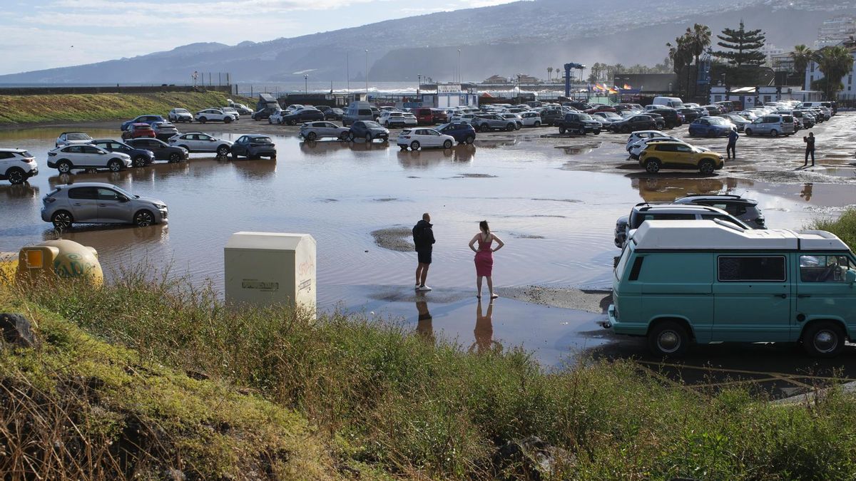 Grandes charcos y rocas dificultan el tránsito de vehículos en el municipio tinerfeño del Puerto De la Cruz