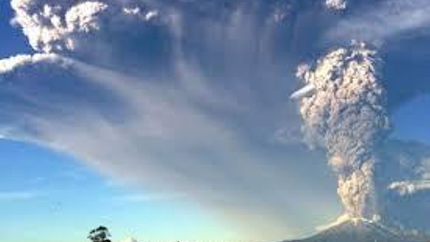 Una de las primeras imágenes de la erupción de hace 10 años que afectó a la Patagonia.