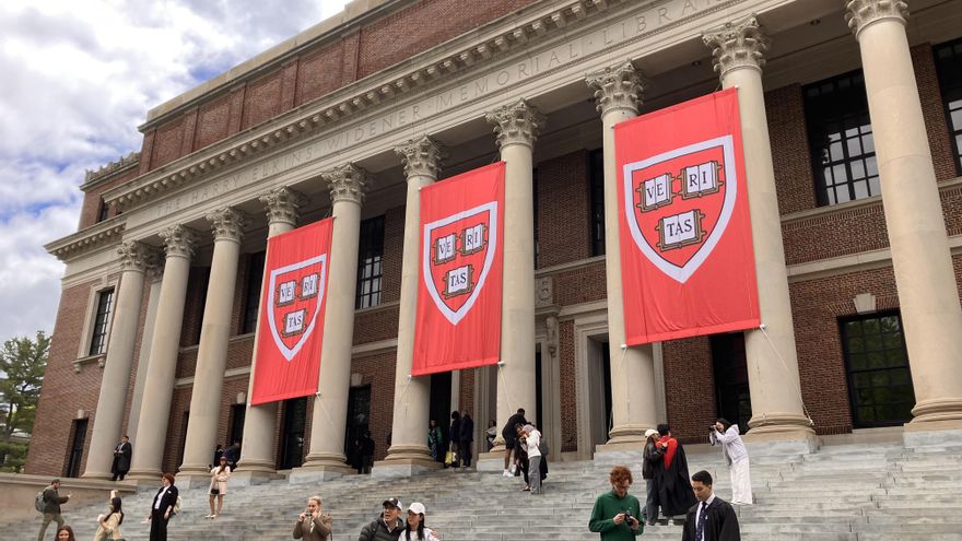 La Administración Trump eleva su ofensiva contra Harvard y envía citaciones por los estudiantes extranjeros: "Propugnan el terrorismo"