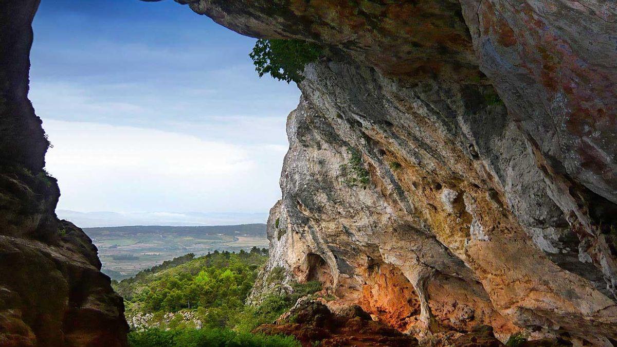 Yacimiento prehistórico a 1.400 metros de altura, lo primero que te sorprenderá de esta cueva es su impresionante entrada de 15 metros de altura
